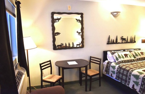 Bellaire Hotel | Footsteps from 4 seasons of fun.