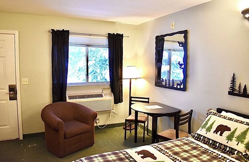 Bellaire Hotel | Footsteps from 4 seasons of fun.