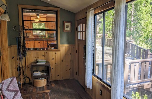 Fern Valley Cabina | Alquiler: 'Relajación, Belleza y pinos'