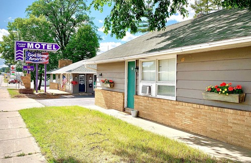 Grand Rapids Hotel | Forest Lake Motel