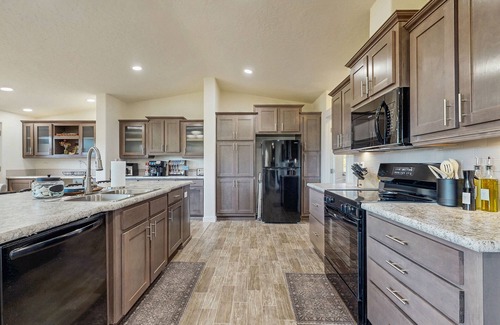 Fir Grove Estates Cabina | Forest retreat with meadow views, family warmth, starry nights and a hot tub