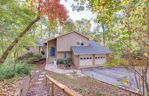 Lynn Casa | Forest-View Gem on Vaughn Creek Less Than 1 Mi to Dtwn!