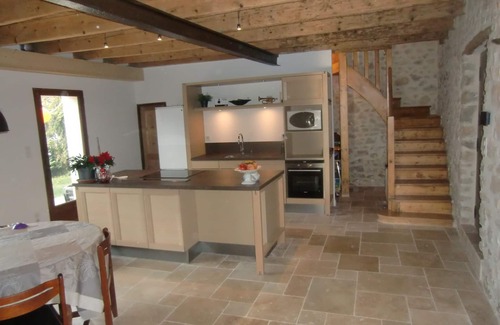 Saint-Mathieu-de-Treviers Villa | Antigua casa de labranza reformada en el antiguo pueblo con jardín y piscina privada