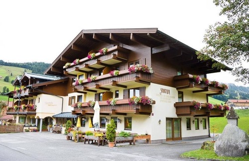 Maria Alm am Steinernen Meer Casa | Four-bed room, shower, WC, garden side - Hotel Sportalm Hintermoos