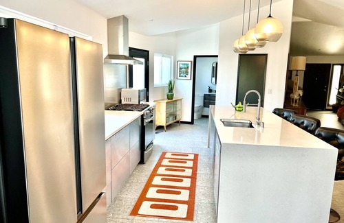 Sunset Casa | Four king size bedrooms with 5 bathrooms and a pool with a view of Mt. Shasta