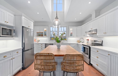 Grey Highlands Casa | Four Season Retreat on private lake, sleeps 10+ people, skier & hiker's delight