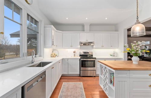 Grey Highlands Casa | Four Season Retreat on private lake, sleeps 10+ people, skier & hiker's delight