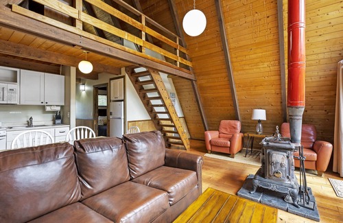 June Lake Cabina | Four Seasons Cabin 1 with enchanting forest views