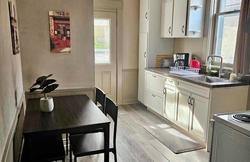 Stratford Casa | France and Flowers - Private 3-Bed Apartment