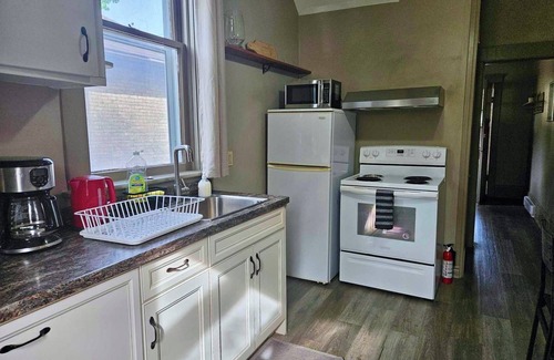 Stratford Casa | France and Flowers - Private 3-Bed Apartment