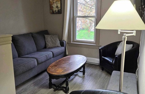 Stratford Casa | France and Flowers - Private 3-Bed Apartment