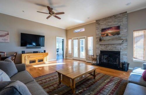 Shenandoah Valley Casa | Fraser Family Vineyard Estate Pet-Friendly Home