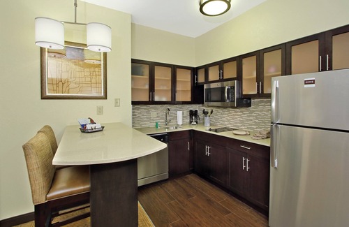 Odessa Condominio | Desayuno gratis. Piscina al aire libre. Gimnasio. ¡Cerca de la Cuenca Pérmica de la Universidad de Texas!