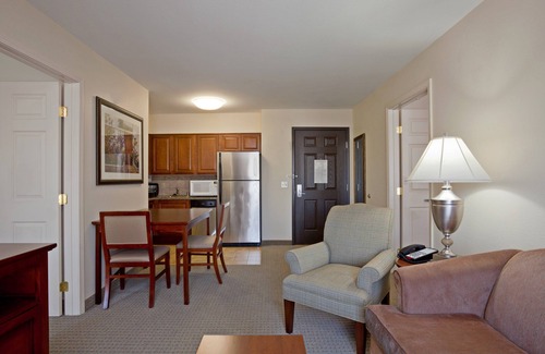 Palmdale Apartamento | Free Breakfast. Outdoor Pool & Hot Tub. Relaxing Retreat!