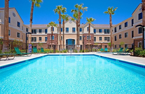 Palmdale Apartamento | Free Breakfast. Outdoor Pool & Hot Tub. Relaxing Retreat!
