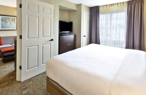 Mayfield Heights Condominio | Audiencia Suite Accesible | Centro de negocios abierto las 24 horas, gimnasio + desayuno diario gratuito