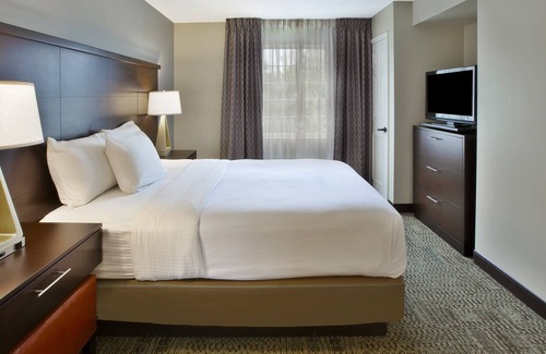 Mayfield Heights Condominio | Audiencia Suite Accesible | Centro de negocios abierto las 24 horas, gimnasio + desayuno diario gratuito