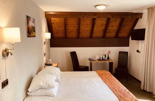 Lekkerkerk Hotel | Free Parking | Outdoor Pool & Terrace Dining in a Relaxing Countryside Setting