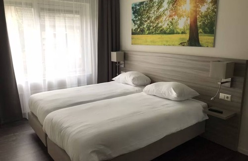 Lekkerkerk Hotel | Free Parking Retreat with Pool, Terrace Dining & Scenic Bicycle Trails Nearby