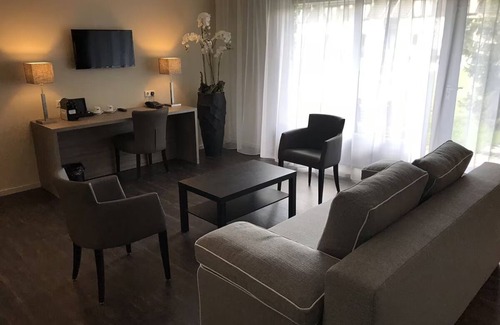 Lekkerkerk Hotel | Free Parking Retreat with Pool, Terrace Dining & Scenic Bicycle Trails Nearby