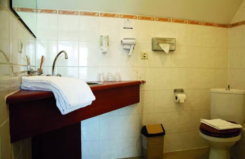 Lekkerkerk Hotel | Free Parking Retreat with Pool, Terrace Dining & Scenic Bicycle Trails Nearby