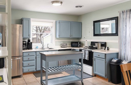 La Crosse Casa | French Island w/Hot Tub, Kayak, Lake View, EV