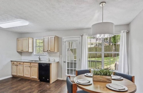 Hapeville Casa | Fresh and cozy 2bd 1bath home. Only 10mins to the airport and 10mins to the city