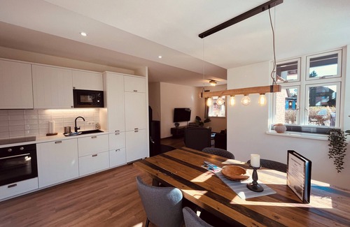 Born auf dem Darss Apartamento | Friesia - thatched roof, fireplace, terrace, garden, sun loungers, close to the forest, Baltic Sea 6km away, WLAN