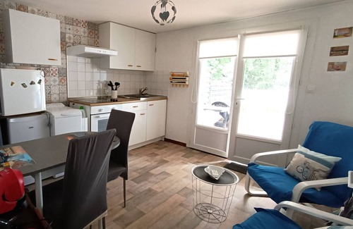 La Barre-de-Monts Apartamento | Fromentine, apartment Ground floor of a house on the edge of a forest for 2 people. - Wifi