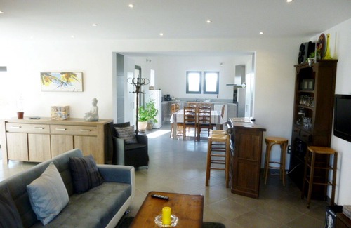 Labeaume Casa | Casa independiente de piedra, grandes vistas, a 10 minutos del río, piscina privada