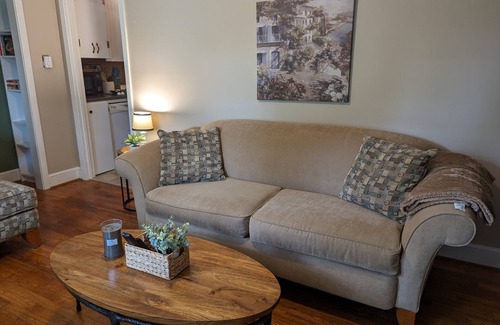 Roxboro Apartamento | Fully furnished 1 bedroom apartment on quiet street with private entrance.