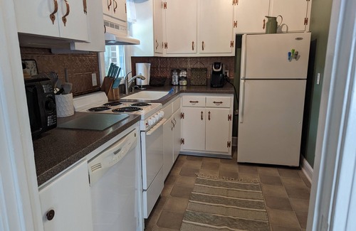 Roxboro Apartamento | Fully furnished 1 bedroom apartment on quiet street with private entrance.