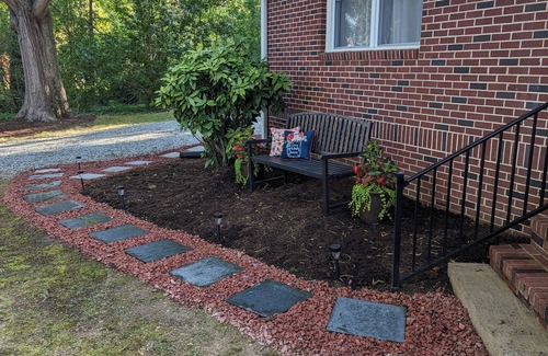 Roxboro Apartamento | Fully furnished 1 bedroom apartment on quiet street with private entrance.