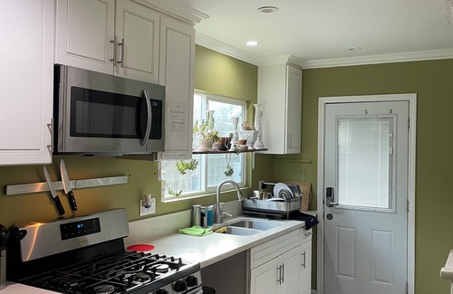 Park Mesa Heights Casa | Fully Furnished Huge House in LA with Hot Tub/ AC/WiFi /Washer/Dryer/BBQ/Parking