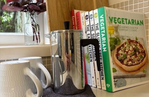 Kenmore Apartamento | Apartamento de lujo con jardín + patio privado + WiFi + desayuno continental cesta