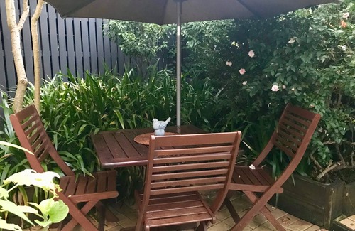 Kenmore Apartamento | Apartamento de lujo con jardín + patio privado + WiFi + desayuno continental cesta