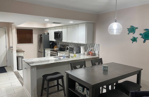 Bradenton Beach Condominio | Fully updated Direct Beachfront 2 bed, 2 full bath condo w/heated beachside pool