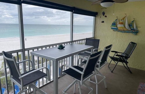 Bradenton Beach Condominio | Fully updated Direct Beachfront 2 bed, 2 full bath condo w/heated beachside pool