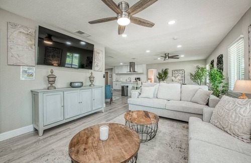 Raisin Casa | Fun City Haven Spacious Retreat in Fresno