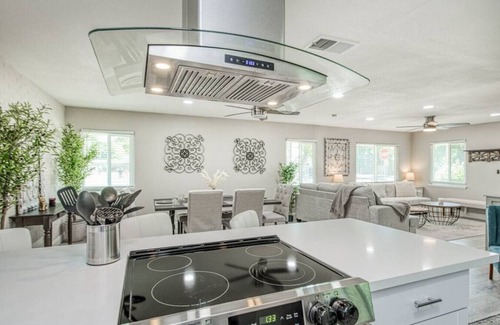 Raisin Casa | Fun City Haven Spacious Retreat in Fresno