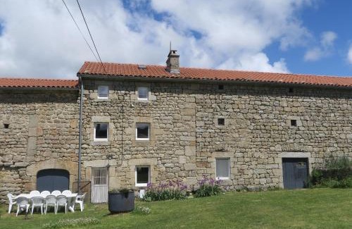 La Besseyre-Saint-Mary Casa | Gîte 10 pers avec 4 chambres et 3 salles d'eau, animaux admis - FR-1-582-94