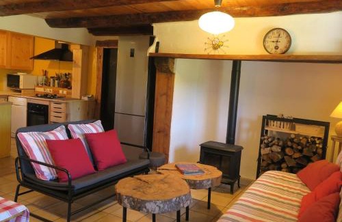 La Besseyre-Saint-Mary Casa | Gîte 10 pers avec 4 chambres et 3 salles d'eau, animaux admis - FR-1-582-94