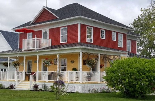 Macamic Cama Y Desayuno | Gîte (B&B) in a former village presbytery.