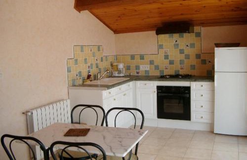 Sainte-Foy-Saint-Sulpice Apartamento | Gîte calme avec terrasse et animaux acceptés - FR-1-496-47