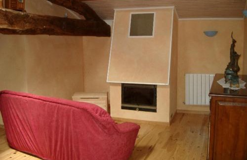 Sainte-Foy-Saint-Sulpice Apartamento | Gîte calme avec terrasse et animaux acceptés - FR-1-496-47