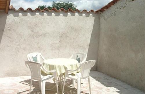 Sainte-Foy-Saint-Sulpice Apartamento | Gîte calme avec terrasse et animaux acceptés - FR-1-496-47