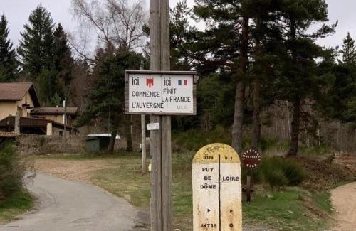 Saint-Priest-la-Prugne Casa | Gîte chaleureux avec terrasse en pleine nature - Parfait pour 4 personnes - FR-1-496-348