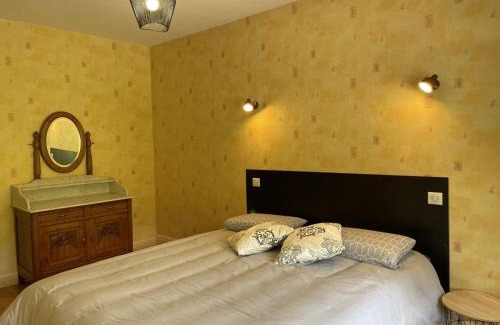 Lavoine Casa | Gîte chaleureux avec poêle à bois et jardin à Lavoine - FR-1-489-332