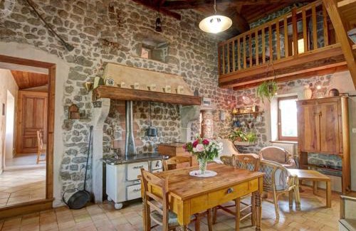 Essertines-en-Chatelneuf Casa | Gîte cosy et lumineux avec fourneau, terrasse, parking, proche de Montbrison, accepté animaux - FR-1-496-16