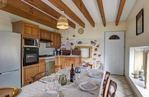Sevelinges Casa | Gîte de charme avec jardin, terrasse et poêle à bois en pleine nature - FR-1-496-250